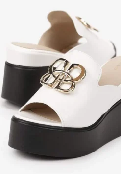 Białe Klapki Vices na Koturnie Zdobione Geometryczną Aplikacją Obeliae