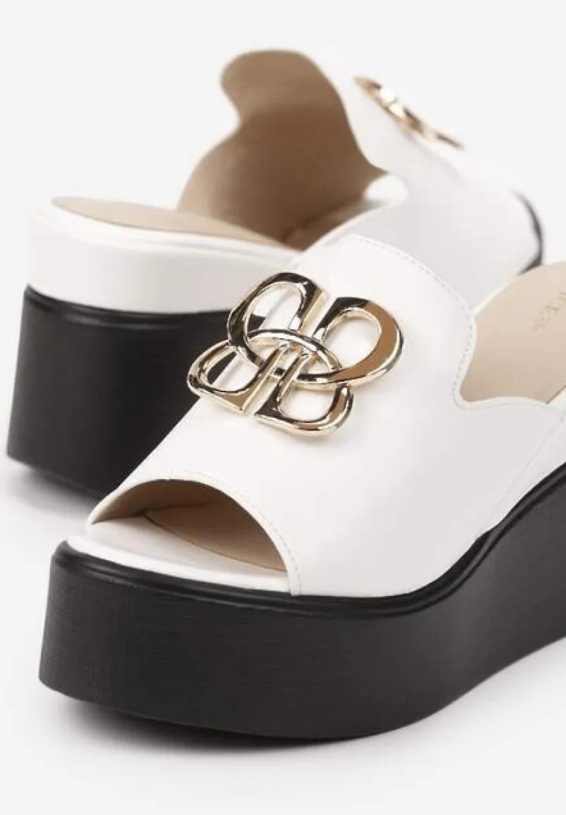 Białe Klapki Vices na Koturnie Zdobione Geometryczną Aplikacją Obeliae