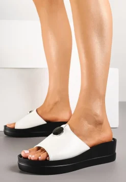 Białe Klapki Vices na Koturnie z Okrągłą Aplikacją Nitevana