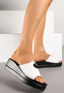 Białe Klapki Vices na Koturnie z Okrągłą Aplikacją Nitevana