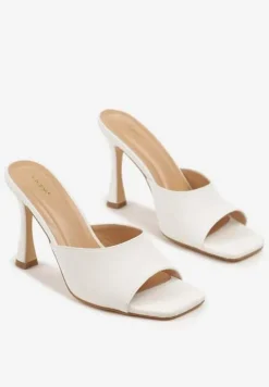 Białe Klapki Vices na Obcasie Typu Szpilka z Kwadratowym Noskiem Mevodina