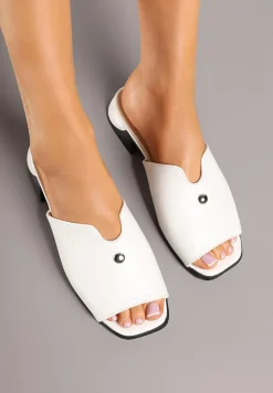 Białe Klapki Vices z Ozdobą i Geometryczną Cholewką Tilavira