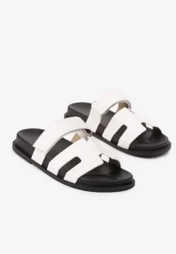 Białe Klapki z Geometrycznymi Wycięciami w Cholewce Zapinane na Rzep Salaverra