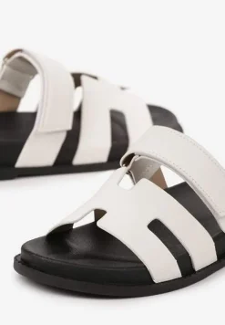 Białe Klapki z Geometrycznymi Wycięciami w Cholewce Zapinane na Rzep Salaverra