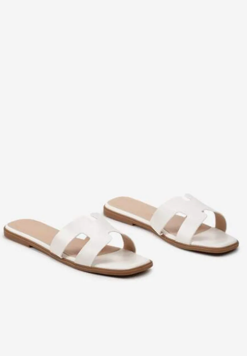 Białe Klapki z Imitacji Skóry z Ozdobnymi Wycięciami i Kwadratowym Noskiem Rosila