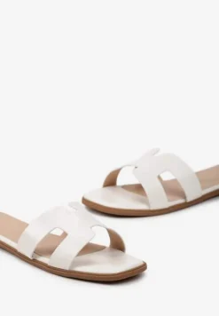 Białe Klapki z Imitacji Skóry z Ozdobnymi Wycięciami i Kwadratowym Noskiem Rosila