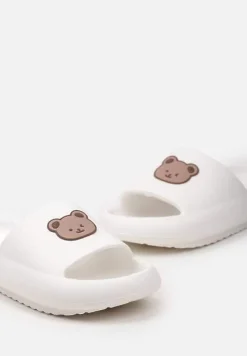 Białe Klapki z Lekkiej Pianki Ozdobione Printem z Misiem Nadema