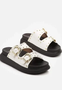 Białe Klapki z Nitami i Klamrami Ravisi