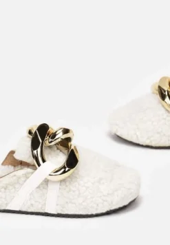 Białe Klapki z Ozdobnym Łańcuchem Dewerli