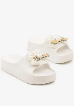 Białe Klapki z Pianki na Platformie Zdobione Kokardą i Aplikacjami Sopirene