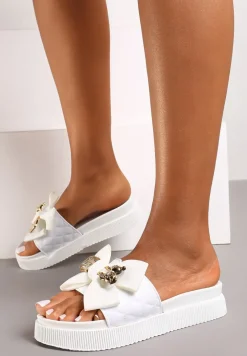 Białe Klapki z Pianki na Platformie z Metalicznym Wykończeniem i Kokardą Nellantha