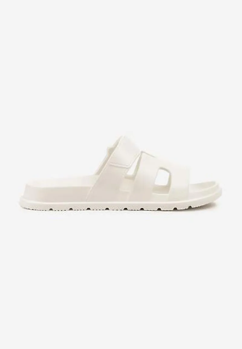 Białe Klapki z Pianki Zdobione Geometrycznymi Wycięciami Flenirae