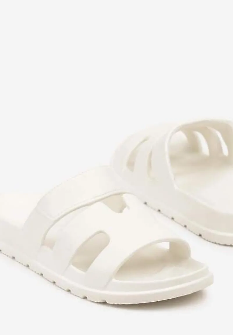 Białe Klapki z Pianki Zdobione Geometrycznymi Wycięciami Flenirae