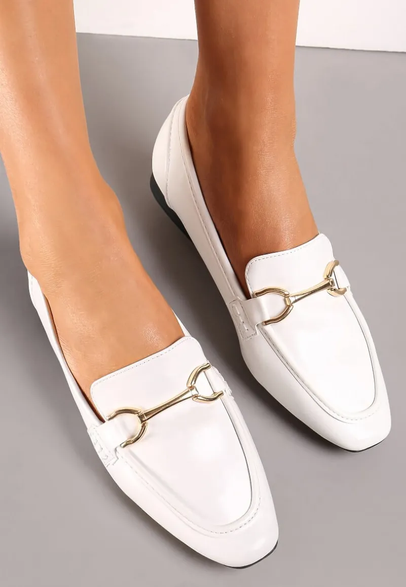 Białe Klasyczne Mokasyny z Kwadratowym Noskiem na Płaskim Obcasie Ozdobione Klamrą Aldreda