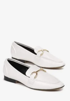 Białe Klasyczne Mokasyny z Kwadratowym Noskiem na Płaskim Obcasie Ozdobione Klamrą Aldreda