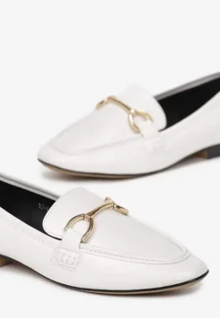 Białe Klasyczne Mokasyny z Kwadratowym Noskiem na Płaskim Obcasie Ozdobione Klamrą Aldreda