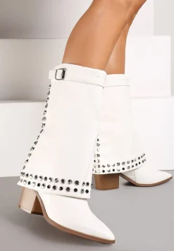 Białe Kozaki Kowbojki na Słupku Ozdobione Klamrą Ćwiekami i Wywiniętą Cholewką Izavira