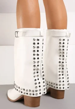 Białe Kozaki Kowbojki na Słupku Ozdobione Klamrą Ćwiekami i Wywiniętą Cholewką Izavira