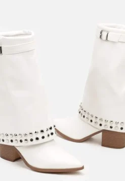 Białe Kozaki Kowbojki na Słupku Ozdobione Klamrą Ćwiekami i Wywiniętą Cholewką Izavira