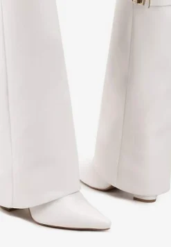 Białe Kozaki z Szeroką Cholewką i Szpiczastym Noskiem Sumehra