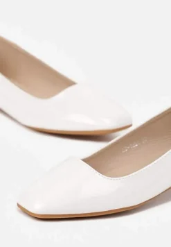 Białe Lakierowane Balerinki z Kwadratowym Noskiem Salaziela