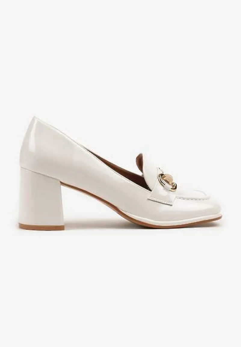Białe Lakierowane Półbuty na Obcasie z Kwadratowym Noskiem i Klamrą Leminae