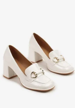 Białe Lakierowane Półbuty na Obcasie z Kwadratowym Noskiem i Klamrą Leminae