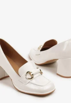 Białe Lakierowane Półbuty na Obcasie z Kwadratowym Noskiem i Klamrą Leminae