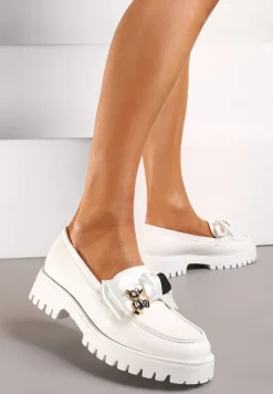 Białe Mokasyny na Niskiej Platformie Ozdobione Metalowymi Aplikacjami i Kokardą Alirakia
