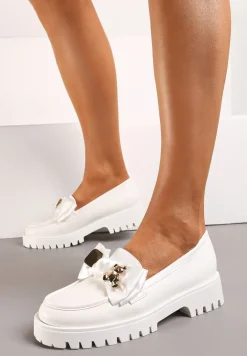 Białe Mokasyny na Niskiej Platformie Ozdobione Metalowymi Aplikacjami i Kokardą Alirakia