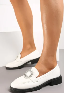 Białe Mokasyny na Płaskiej Podeszwie z Przeszyciami i Klamrą z Cyrkoniami Tarinni