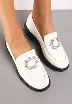 Białe Mokasyny na Płaskiej Podeszwie z Przeszyciami i Klamrą z Cyrkoniami Tarinni
