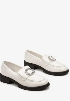 Białe Mokasyny na Płaskiej Podeszwie z Przeszyciami i Klamrą z Cyrkoniami Tarinni