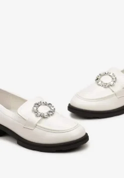 Białe Mokasyny na Płaskiej Podeszwie z Przeszyciami i Klamrą z Cyrkoniami Tarinni