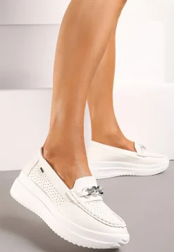 Białe Mokasyny na Platformie Wykończone Perforacją i Łańcuszkiem Tessamarie