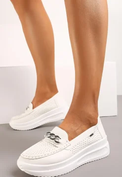 Białe Mokasyny na Platformie Wykończone Perforacją i Łańcuszkiem Tessamarie