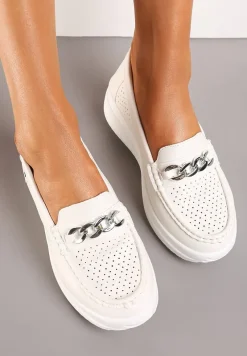 Białe Mokasyny na Platformie Wykończone Perforacją i Łańcuszkiem Tessamarie