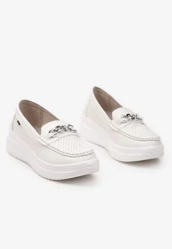 Białe Mokasyny na Platformie Wykończone Perforacją i Łańcuszkiem Tessamarie