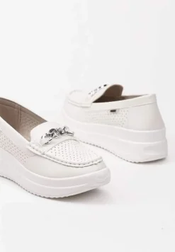 Białe Mokasyny na Platformie Wykończone Perforacją i Łańcuszkiem Tessamarie