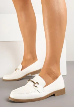 Białe Mokasyny w Klasycznym Stylu Zdobione Metaliczną Aplikacją Ralvia