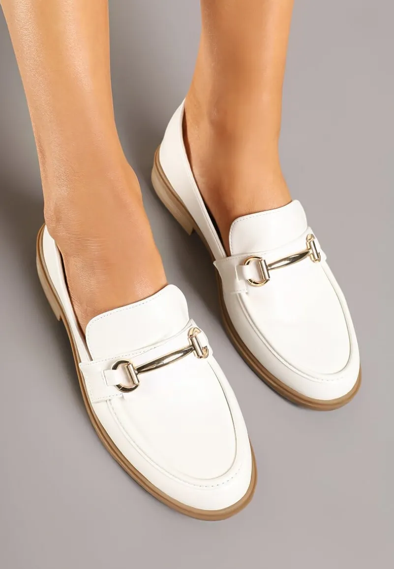 Białe Mokasyny w Klasycznym Stylu Zdobione Metaliczną Aplikacją Ralvia