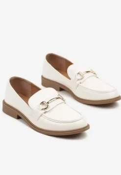 Białe Mokasyny w Klasycznym Stylu Zdobione Metaliczną Aplikacją Ralvia
