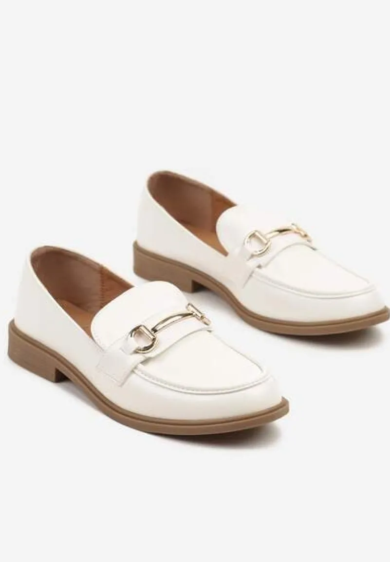 Białe Mokasyny w Klasycznym Stylu Zdobione Metaliczną Aplikacją Ralvia