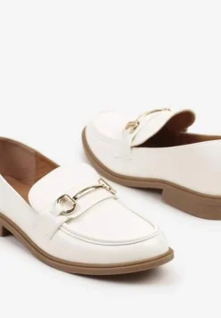 Białe Mokasyny w Klasycznym Stylu Zdobione Metaliczną Aplikacją Ralvia