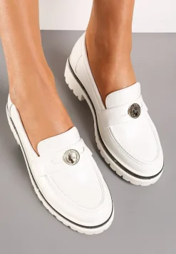 Białe Mokasyny z Cekinami wokół Podeszwy i Złotą Klamrą Elorasia
