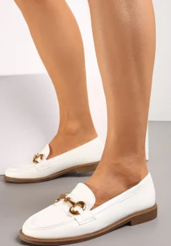 Białe Mokasyny z Ekoskóry na Płaskiej Podeszwie Ozdobione Klamrą i Przeszyciami Fiviaha