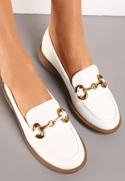 Białe Mokasyny z Ekoskóry na Płaskiej Podeszwie Ozdobione Klamrą i Przeszyciami Fiviaha