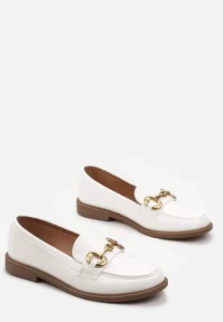 Białe Mokasyny z Ekoskóry na Płaskiej Podeszwie Ozdobione Klamrą i Przeszyciami Fiviaha