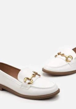 Białe Mokasyny z Ekoskóry na Płaskiej Podeszwie Ozdobione Klamrą i Przeszyciami Fiviaha