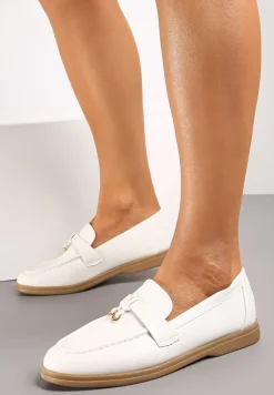 Białe Mokasyny z Imitacji Skóry z Minimalistyczną Zawieszką Biaha